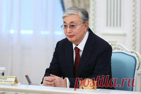 Токаев откроет в Южной Корее памятник казахскому поэту. Президент Казахстана Касым-Жомарт Токаев прибыл с государственным визитом в Сеул. Он планирует провести переговоры о казахско-корейском партнерстве с президентом Южной Кореи Мун Чжэ Ином, встретиться с представителями местных крупных компаний, а также открыть памятник казахскому поэту Абаю Кунанбаеву.