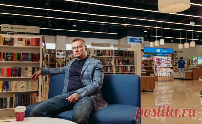 Глава «Читай-города» оценил объем снятых с продаж из-за ЛГБТ книг. Объем снятых с продаж книг, содержащих ЛГБТ-контент, «незначителен», рассказал глава «Читай-города». Но возврат запрещенных экземпляров поставщикам ведет к расходам у магазинов