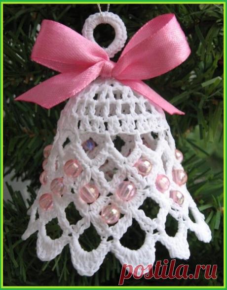 Игрушки на елку своими руками.
Обвязываем шарики крючком. Вяжем колокольчики.