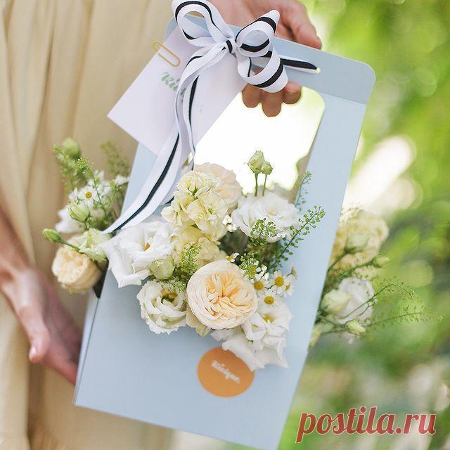 Летнее, простое и очень душевное цветочное поздравление. Поздравить, очаровать, сказать спасибо цветами легко: •Кнопка связаться в шапке профиля или direct message •Телефон +375 29 115 23 23 WhatsApp, Viber, Telegram •Почта order@kiosque.by Рады видеть вас у нас в гостях по адресу Городской вал, 12/2 🌿 #Regram via @CRx2WP9ndEl