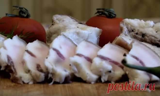 Сало сухого посола: жарим лавровый лист и натираем мясо