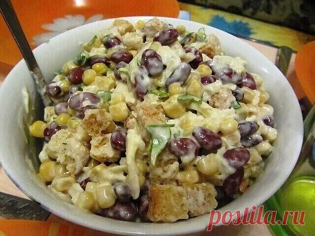 САЛАТ С ФАСОЛЬЮ СЫРОМ И СУХАРИКАМИ
