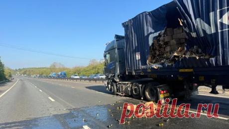 Тысячи литров просекко вылились в результате аварии на шоссе в Англии. В Англии тысячи литров просекко вылились на шоссе после ДТП, пишет Metro. В результате столкновения фуры, перевозившей 30 тонн просекко, тысячи стеклянных бутылок разбились, а игристое вино буквально полилось через автомагистраль. ...