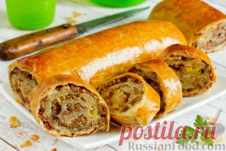 Штрудель с мясом, луком и сыром. Аппетитный штрудель с мясным фаршем, жареным луком и сыром - сытная выпечка на обед или ужин. Румяная хрустящая корочка, под которой скрываются сочная начинка и тающее во рту тесто, - такой закусочный штрудель понравится многим!