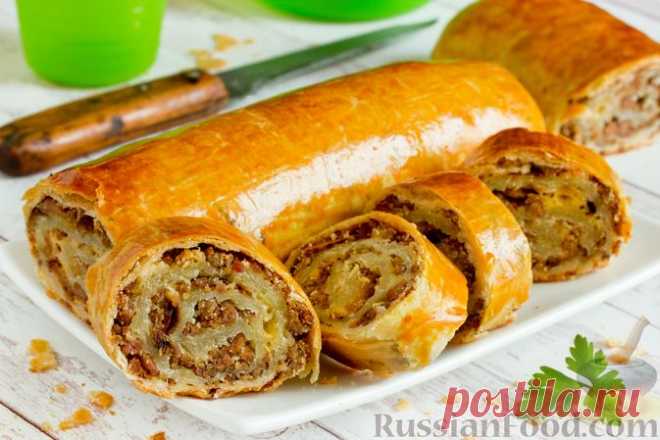 Штрудель с мясом, луком и сыром. Аппетитный штрудель с мясным фаршем, жареным луком и сыром - сытная выпечка на обед или ужин. Румяная хрустящая корочка, под которой скрываются сочная начинка и тающее во рту тесто, - такой закусочный штрудель понравится многим!
