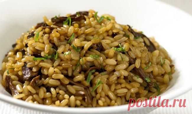 Плов из (сушеных) грибов
Плов из грибов, вкусное вегетарианское блюдо, рис содержит мало калорий, а растительный грибной белок — мощный источник энергии для организма. Сам по себе рецепт очень простой, можно использовать как свежие грибы, так и сушеные.