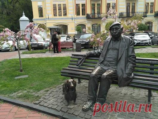 У травні 2000 року, у сквері поблизу театру ім. Франка в Києві, було встановл...