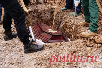 В Конго военный на похоронах своего ребенка расстрелял 13 человек. В Конго военный расстрелял людей, пришедших на похороны его ребенка. В результате стрельбы вечером 22 июля в деревне Някова на востоке республики погибли 13 человек, в том числе девять детей. Стрелок — солдат подразделения военно-морских сил, скрылся, его разыскивают. Мотив преступления неизвестен.