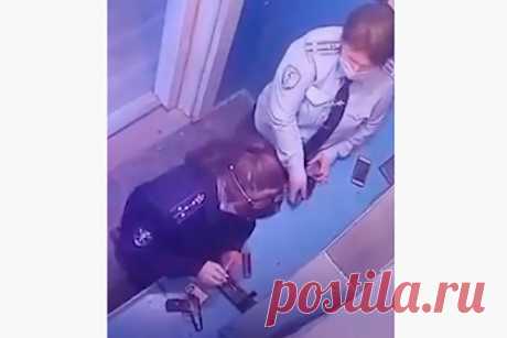 Российская полицейская случайно выстрелила из пистолета и попала на видео. В Республике Северная Осетия сотрудница полиции случайно выстрелила из табельного пистолета и попала на видео. На кадрах видно, что находившаяся в комнате для хранения оружия российская полицейская достала пистолет и загнала патрон в патронник, после чего вынула обойму.