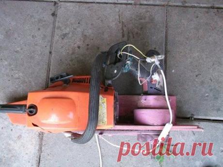 Генератор на бензопиле. в качестве генератора- аккумуляторный шуруповерт. ременный привод. шина из многослойной фанеры.