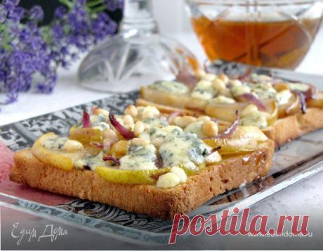 Тосты с грушей, голубым сыром и кедровыми орешками, пошаговый рецепт на 1623 ккал, фото, ингредиенты - Стелла