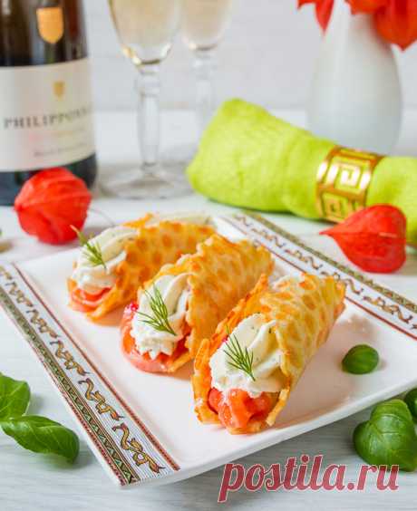 Сырные трубочки с лососем и сырным кремом на Вкусном Блоге Вслед за рецептом малосольного лосося шлю вам рецепт закуски с ним же. Будет очень кстати к Новому году. Основа этой закуски – сырные тонкие вафли(да-да, пришло время снова пустить  дело старую советскую вафельницу). Они получаются хрустящими, с насыщенным приятным вкусом сыра. По большому счету, они будут отлично сочетаться практически с…