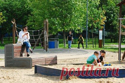 В Роспотребнадзоре предупредили об опасности детских песочниц. Во время игры в песочнице ребенок может подхватить несколько опасных болезней. В Роспотребнадзоре по Красноярскому краю рассказали, какие неприятные сюрпризы могут ждать детей. Так, при попадании даже небольшого количества песка в организм у ребенка есть вероятность подхватить кишечную инфекцию.