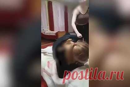 Россиянку избили в интернате за раскрытый секрет. В Североуральске воспитанницу интерната избили из-за раскрытого секрета. Драка между российскими подростками попала на видео. Кадры публикует «Газета.Ru». Конфликт произошел после того, как одна из девочек сообщила воспитателям о нарушении дисциплины в российском интернате.