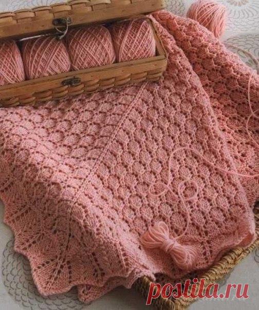 Плед спицами

Красивый вязаный плед спицами с нежным ажурным узором. Этот очаровательный плед вяжем от центра к бокам, благодаря этому плед вполне можно связать любого нужного размера.