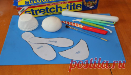 A Step in the Right Direction: How to Make a Gum Paste Shoe Take your first steps into the world of sugar shoes! You will be amazed at how quick and simple gum paste shoes can be with this fun tutorial.