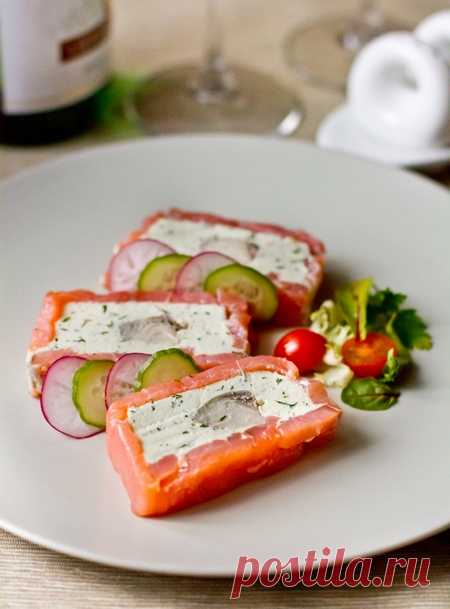 Террин из красной и белой рыбы со сливочным сыром на Вкусном Блоге Предлагаю вам рецепт красивой и вкусной праздничной закуски, в которой объединены два вида рыбы – малосольный лосось и скумбрия горячего копчения. Объединяющая часть – крем из сливочного сыра с укропом. При желании вы можете поэкспериментировать и заменить указанные виды рыбы на другие – например, взять масляную или палтуса холодного копчения…