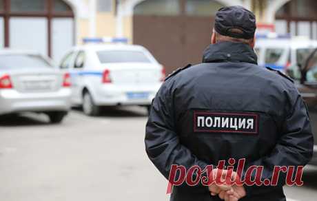 На Урале участкового задержали по подозрению в изнасиловании девочки. Задержали также ранее судимого помощника машиниста и машинист. Как сообщил порталу Е1 руководитель пресс-службы СУ СКР по Свердловской области Максим Чалков, участковые задержали четверых подозреваемых в возрасте от 21 года до 30 лет. По данным следствия, днем 29 мая в частном доме села Тарасково Сысертского района на улице Луговой в бане молодые люди насиловали девочку 2008 года рождения. Подозреваемые задержаны. «По данном…