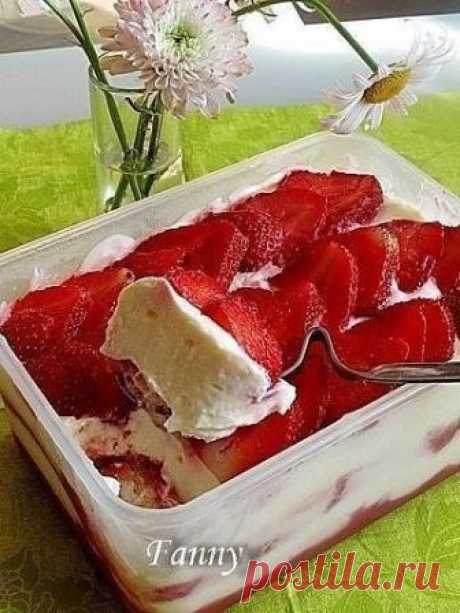 10 десертов с КЛУБНИКОЙ без выпекания!

1. КЛУБНИЧНЫЙ ДЕСЕРТ

Ингредиенты:

 3 ст. л. желатина + 1 ст. воды;
 0,5 л. сметаны + 1 ст. сахара + ванилин;
 клубника (можно банан или киви)

Приготовление:

Желатин залить водой и отставить. Сметану смешать с сахаром и ванилином (именно смешивать, а не взбивать, тогда нежнее и воздушнее получится). Желатин поставить на огонь и постоянно помешивать до однородной массы (до кипения не доводить). Затем влить туда тонкой струйкой смет...
