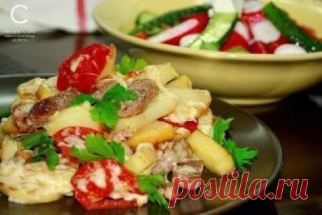 Картофель "По-французски" на сковороде
Свинину(мясо в общем-то можно взять любое) режем тонкими кусочками и быстро обжариваем с небольшим кол-вом растительного масла на большом огне . Добавляем резанный дольками картофель. Обжариваем минут 10-15 на большом огне без крышки, периодически перемешивая. Добавляем лук и немного мелкопорезанного или раздавленного чеснока. Солим, перчим. Жарим ещё минут 5, перемешиваем, солим, перчим. Когда картофель уже почти готов, кладем сверху порезанный дольками п