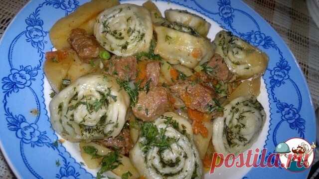 НУДЛИ
Какая же это вкуснятина!

Понадобится:

говядина - 500 г (можно любое мясо или птицу)
картофель - 1 кг
лук, морковь
соль, перец

Для нудлей:

кефир - 0,5 ст.
сода - 1/4 ч.л.
соль
мука - сколько возьмет
чеснок - 3 зубка
укропчик

Приготовление:

Сначала все как обычно. Поджарила лучок с морковкой. Добавила мясо,
нарезанное не очень мелко, соль, перчик. Поджарила его слегка,
залила водой и тушила-тушила до готовности, не забывая подливать
водички, когда выпаривалась......