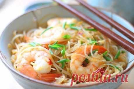 САМЫЕ ВКУСНЫЕ БЛЮДА С РИСОВОЙ ЛАПШОЙ: ТОП-5 РЕЦЕПТОВ 

1. Стеклянная вермишель с креветками и соусом

ИНГРЕДИЕНТЫ:
● стеклянная вермишель (она же рисовая) - 100гр.
● креветки очищенные - 200гр.
● чеснок - 8-10 зубочков
● перец чили сушеный - на кончике ножа
● соль, перец, оливковое масло

ПРИГОТОВЛЕНИЕ:
Креветки, несмотря на то, что уже вареные, закинуть в кипящую воду с 2-мя раздавленными зубочками чеснока, солью и столовой ложкой оливкового масла. Дать закипеть и быстрен...
