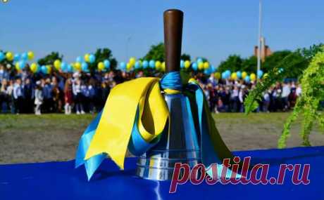 Сценарій «День знать по-новому» (Звучить музика, шкільна територія поділена на осередки)  Мета: створити атмосферу невимушеної зустрічі, формувати вміння робити свій свідомий вибір та виконувати завдання у колективі та самостійно; розвивати творчість, креативність, мислення, увагу; виховувати сам