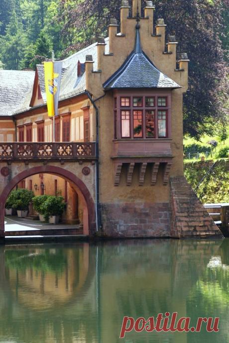 Замок на воде Меспельбрунн (Schloss Mespelbrunn). Германия Замок Меспельбрунн считается одним из самых прекрасных замков в Германии. Он расположен на живописном берегу небольшого озера посреди лесистой местности между Франкфуртом и Вюрцбургом, на территории г…