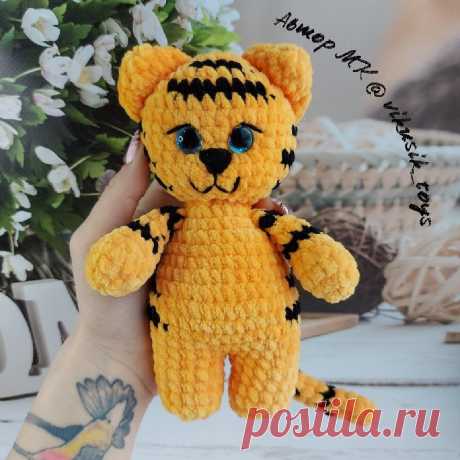 PDF Тигрёнок крючком. FREE crochet pattern; Аmigurumi animal patterns. Амигуруми схемы и описания на русском. Вязаные игрушки и поделки своими руками #amimore - плюшевый тигр, тигренок из плюшевой пряжи, котик, кот, кошечка, кошка, котенок.