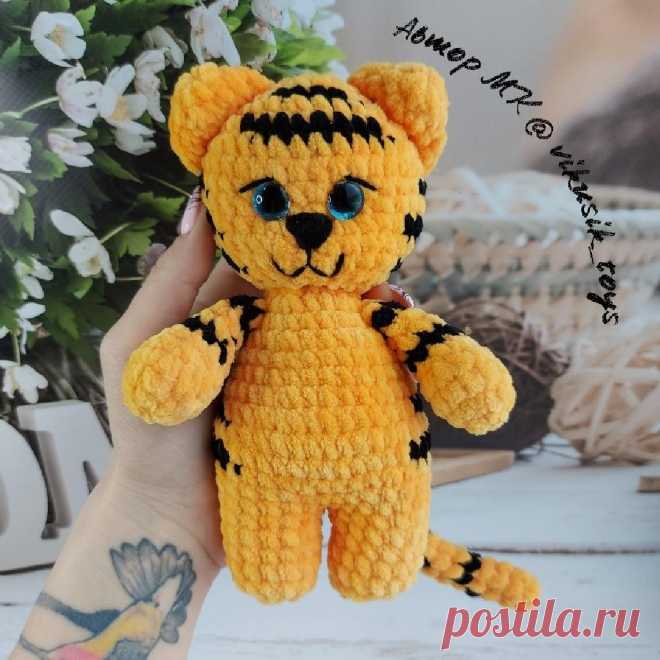 PDF Тигрёнок крючком. FREE crochet pattern; Аmigurumi animal patterns. Амигуруми схемы и описания на русском. Вязаные игрушки и поделки своими руками #amimore - плюшевый тигр, тигренок из плюшевой пряжи, котик, кот, кошечка, кошка, котенок.
