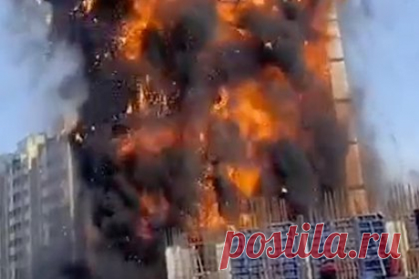 Полыхающий многоэтажный дом в российском городе попал на видео. В Твери в четверг, 14 марта, загорелся недостроенный многоэтажный дом. Полыхающий объект попал на видео, опубликованное в Telegram-канале «Тверь. Происшествия». На записи, сделанной очевидцами, можно наблюдать, как огонь стремительно охватывает здание, расположенное на Бурашевском шоссе российского города.