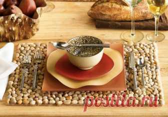 Салфетки и коврик из камней своими руками Речной камень — великолепный натуральный материал для декора дома. Естественные цвета и блеск, разнообразные формы и размеры, приятная гладкая или шероховатая текстура позволяют создавать интересные п...