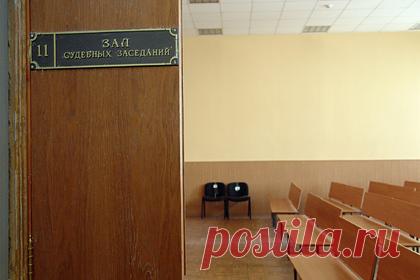 Россиянин заживо сжег жену на глазах у дочери и попал под следствие. В Уфе суд рассмотрит дело 45-летнего местного жителя, который убил 45-летнюю жену на глазах у дочери. 17 сентября 2021 года в доме садово-некоммерческого товарищества (СНТ) «Дубрава-Радио» фигурант поссорился с супругой. Затем он облил возлюбленную легковоспламеняющейся жидкостью и поджег.