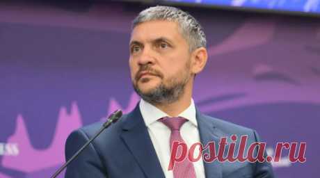 Губернатор Забайкалья вытер козюлю из носа о свою подчинённую. В сети активно расходится летнее видео того, как губернатор Забайкальского края Александр Осипов вытер о куртку начальницы Карымского лесничества Елены Шаляпиной палец после того, как поковырялся им в носу. Читать далее
