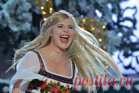 Пелагея украсила дом к Новому году. Российская певица Пелагея нарядила свое жилье к Новому году вместе с дочерью Таисией. Результат работы звезда показала подписчикам в своем Telegram-канале. На записи, опубликованной Пелагеей, можно увидеть, что в одной из комнат установили праздничную елку и украсили бусами, гирляндой, разноцветными елочными шарами.