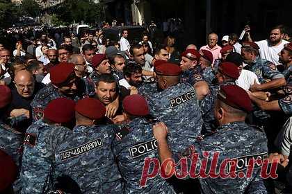 В Ереване протестующие подошли к зданию посольства России. Колонна демонстрантов в центре Еревана подошла к зданию посольства России. Перед зданием дипмиссии полиция выставила оцепление. Столкнувшись с преградой, протестующие отошли и присоединились к основной массе демонстрантов. Протестующие требуют отставки премьер-министра Армении Никола Пашиняна.