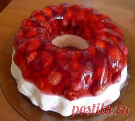 Низкокалорийное клубничное желе с творожным кремом.
Ингредиенты:
Обезжиренный творог - 500 г
Клубника - 350 г
Молоко 1% - 200 мл
Желатин - 30 г
Подсластитель - по вкусу
Приготовление:
15 граммов желатина замачиваем в 50 мл холодной воды(соке). То есть, готовим ягодное желе. Остальные 15 г замачиваем в молоке для творожного слоя, затем ставим на паровую баню и мешаем до полного растворения желатина.
Берем силиконовую формочку, выкладываем в нее наши ягоды. Заливаем ягоды подготовленным желе, и