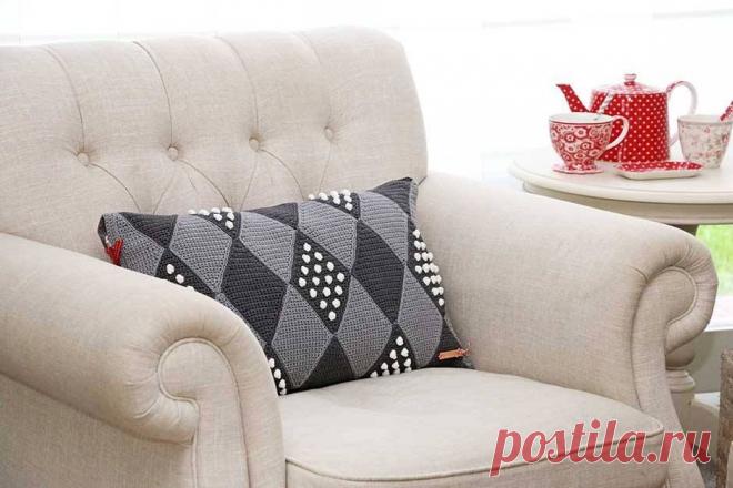 Чехол для подушки связанный крючком Красиво и оригинально.