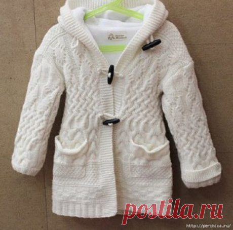 Красивое белое пальто спицами