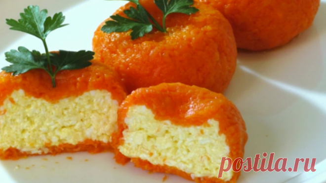 Новогодняя сырная закуска «мандаринки» — красиво и очень вкусно - Страница 2 из 2 Приготовление: Натираем сыр и яйца на тёрке, добавляем чеснок пропущенный через чеснокодавку. Отваренную морковь, очищаем и натираем на мелкой тёрке. Смешать все ингредиенты, кроме морковки, заправляем майонезом. Влажными руками формируем мандаринки. Делаем в середине небольшое углубление как у настоящих, выкладываем на блюдо и убираем в морозильник на 15 минут, чтобы они схватились. Затем мо...