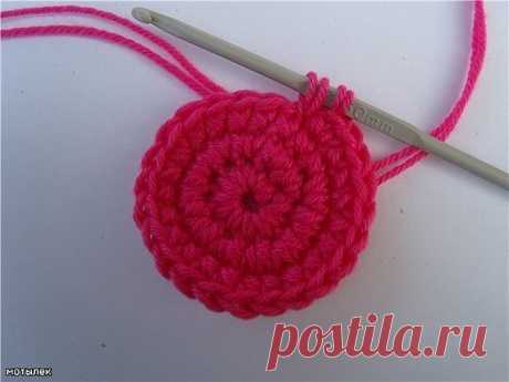 Берет "Снежок"

Как вы увидите, связать его очень просто (и очень быстро) даже новичку. Для вязания я использовала крючок 4, шерстяные нитки в два сложения, тонкую резинку (понадобится при вязании околышка). Берет вяжется по спирали, без подъемных столбиков
Итак, берем ниточки, начинаем вязать.

1. Сделайте петлю

2. 12 СБН (столбик без накида)

3. 24 СБН (по 2 в каждую петлю)

4. 24 СБН (по 1 в каждую петлю).
5. Девочки, смотрим схему, 5 ряд помечен.
1СБН, 2 СБН, ВП, прод...