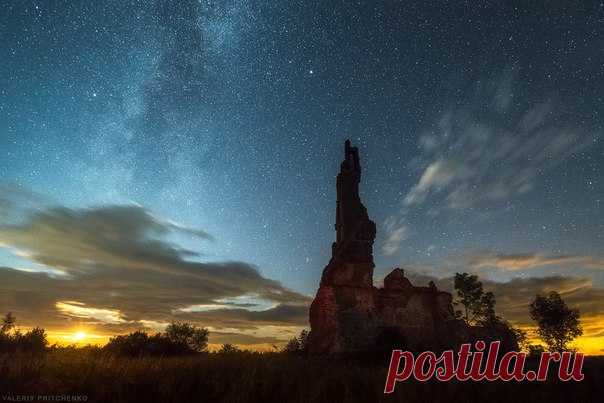 Руины кирхи Гросс Энгелау, Калининградская область. Автор фото: Валерий Притченко. Спокойной ночи!