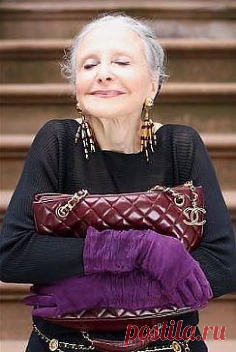 Женщина, которая следит за собой, прекрасна и в сорок, симпатична и в шестьдесят, приятна и в девяносто. 
Прекрасной ДАМЕ - 92 !!!.......Держимся,девочки!!!