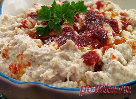 Курица по-черкесски(паштет из курицы с орехами) Танцы от плиты и до компа !!!

Курица по-черкесски - это очень вкусная и популярная турецкая закуска из отварной курицы, разобранной на мелкие волокна, залитой вкуснейшим орехово-хлебным соусом. Не см…
