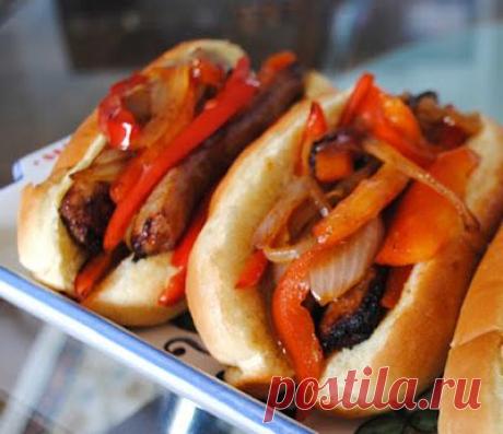 Невыразимая легкость кулинарного бытия...: Сэндвичи с колбасой, сладким перцем и луком