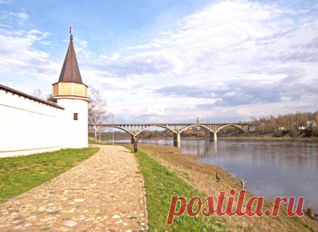 Первоначально нижний ярус четверика церкви освещался шестью окнами - по три на северном и южном фасадах. В настоящее время западные окна этих фасадов закрыты колоннами, примыкающими к апсидам приделов, разместившихся в трапезной XIX века. Сохранившиеся трехступенчатые обводы ложного окна верхнего света (второго яруса) поражают пропорциональностью, легкостью и изяществом очертаний. Массивные подоконники и килевидные наличники современных окон храма заменили утраченные первоначальные детали.