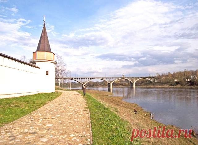 Первоначально нижний ярус четверика церкви освещался шестью окнами - по три на северном и южном фасадах. В настоящее время западные окна этих фасадов закрыты колоннами, примыкающими к апсидам приделов, разместившихся в трапезной XIX века. Сохранившиеся трехступенчатые обводы ложного окна верхнего света (второго яруса) поражают пропорциональностью, легкостью и изяществом очертаний. Массивные подоконники и килевидные наличники современных окон храма заменили утраченные первоначальные детали.