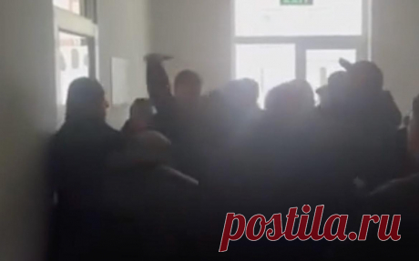 На избирательном участке на западе Грузии произошла драка. На избирательном участке в грузинском городе Зугдиди произошла драка, видео конфликта опубликовала член оппозиционной партии «Единое национальное движение» Анна Цитлидзе в Facebook (принадлежит Meta, компания признана экстремистской и запрещена в России).
