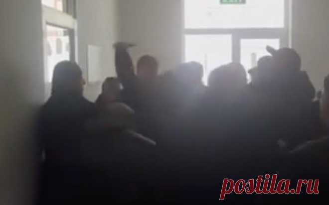 На избирательном участке на западе Грузии произошла драка. На избирательном участке в грузинском городе Зугдиди произошла драка, видео конфликта опубликовала член оппозиционной партии «Единое национальное движение» Анна Цитлидзе в Facebook (принадлежит Meta, компания признана экстремистской и запрещена в России).