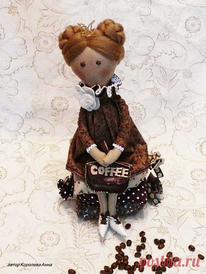 Для любителей кофе !!! А так же для кофеен и ресторанов, для домов и офисов! Красавица принцесса Мокко! Нежная ,добрая и очень тонкая натура. Вновь пополнила свои запасы , тремя мешками ароматного кофе ( в мешках хранятся настоящие кофейные зёрна ). Кофейная принцесса, отлично впишется в любой интерьер и наполнит атмосферу нежным и утончённым ароматом кофе. Лён-из которого сшита тело принцессы , пропитан на три раза вареным кофе, тем самым, придаёт коже Принцессе - цвет загара и истончает неповт